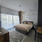 Caesar 1-bedroom With Pool View Apartment *