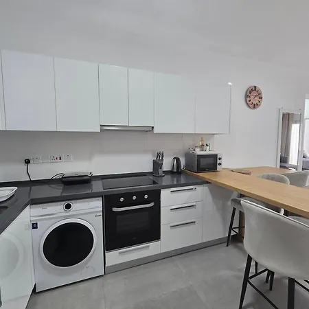 Апартаменты Caesar 1-bedroom With Pool View